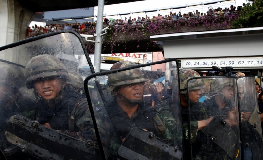 Massa anti-kudeta bentrok dengan militer Thailand kian panas