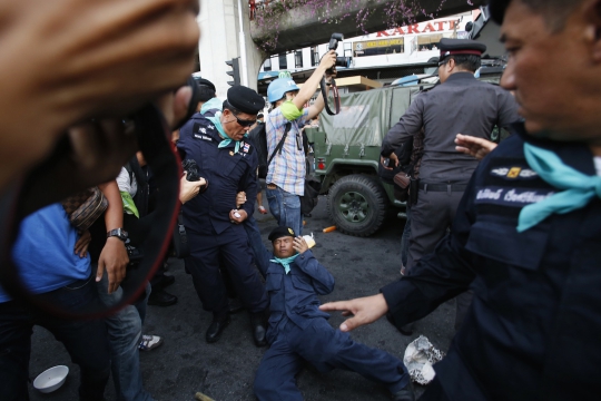 Massa anti-kudeta bentrok dengan militer Thailand kian panas