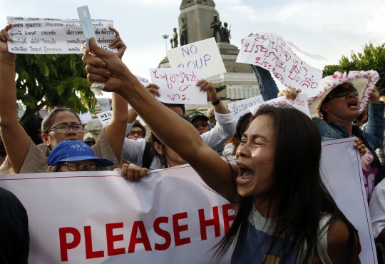 Massa anti-kudeta bentrok dengan militer Thailand kian panas