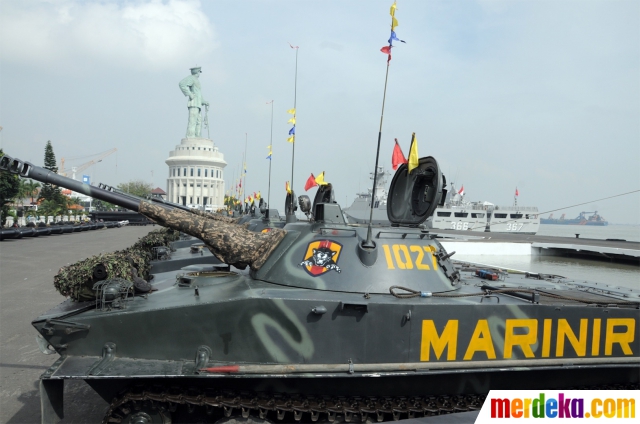 Foto : Barisan tank & senjata Marinir untuk Latgab TNI ...