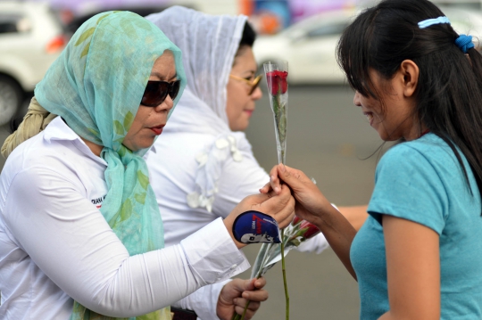 Dukung Jokowi-JK, kaum ibu bagi-bagi bunga di Bundaran HI