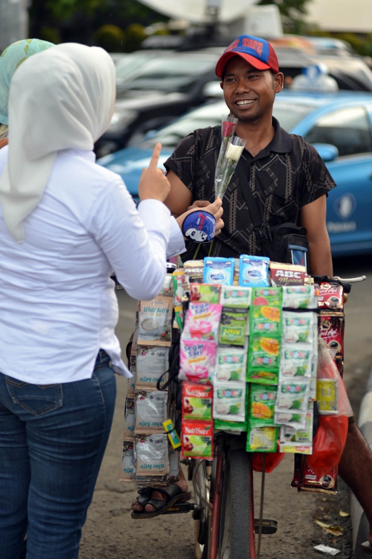 Dukung Jokowi-JK, kaum ibu bagi-bagi bunga di Bundaran HI