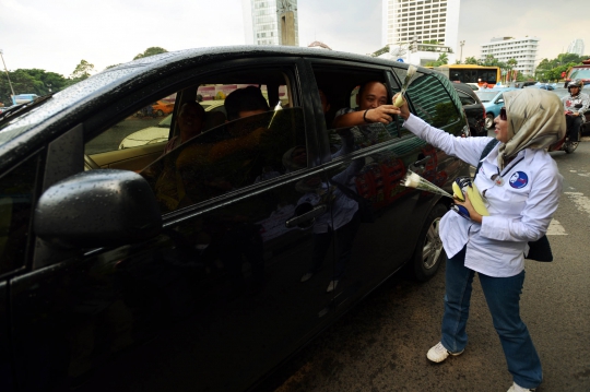 Dukung Jokowi-JK, kaum ibu bagi-bagi bunga di Bundaran HI