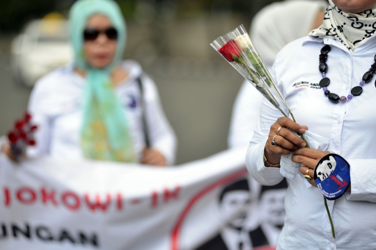 Dukung Jokowi-JK, kaum ibu bagi-bagi bunga di Bundaran HI