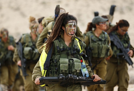 Mengintip gaya militer wanita Israel latihan di perbatasan Mesir