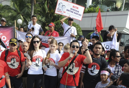 Cantiknya ABG bule yang ramaikan jalan santai 'Kawan Jokowi'