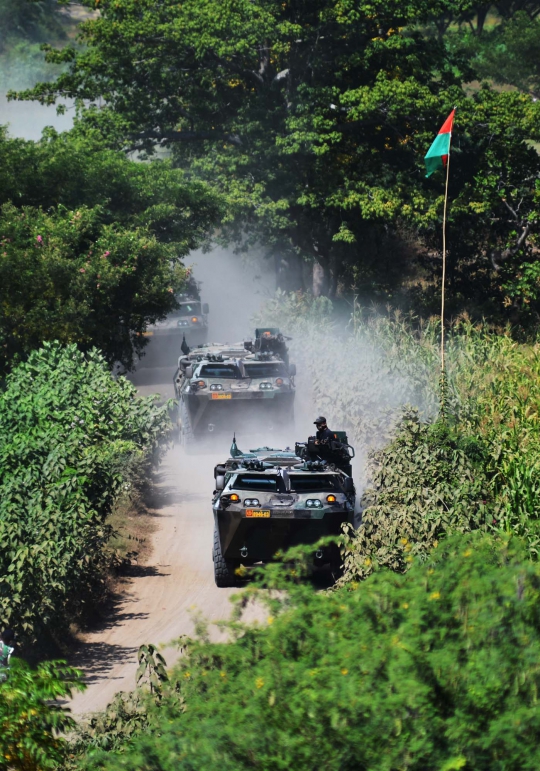 Aksi Panser Anoa dalam Latgab TNI di Situbondo