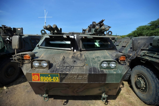 Aksi Panser Anoa dalam Latgab TNI di Situbondo