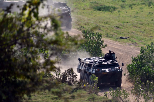 Aksi Panser Anoa dalam Latgab TNI di Situbondo