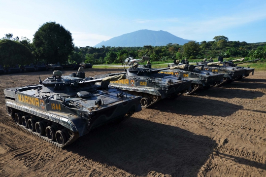 Aksi Marinir dengan Tank BMP3F saat Latgab TNI di Situbondo