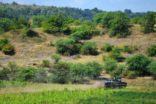 Aksi Marinir dengan Tank BMP3F saat Latgab TNI di Situbondo