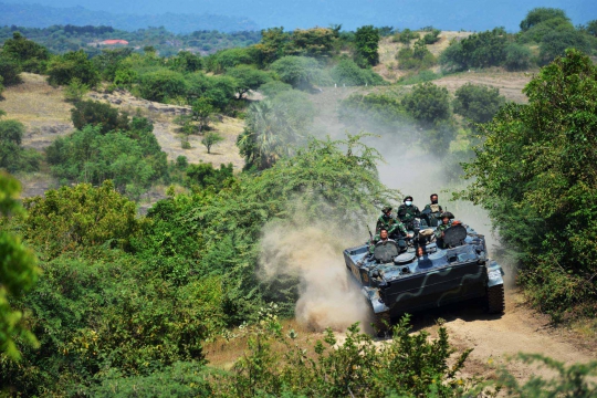 Aksi Marinir dengan Tank BMP3F saat Latgab TNI di Situbondo