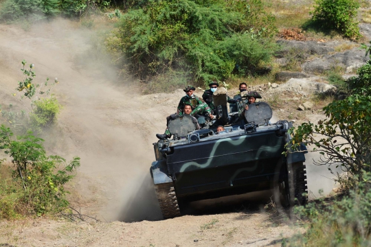 Aksi Marinir dengan Tank BMP3F saat Latgab TNI di Situbondo