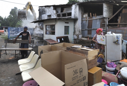 Isak tangis warga hiasi pembongkaran bangunan di Tanah Abang