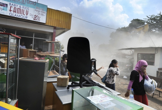 Isak tangis warga hiasi pembongkaran bangunan di Tanah Abang