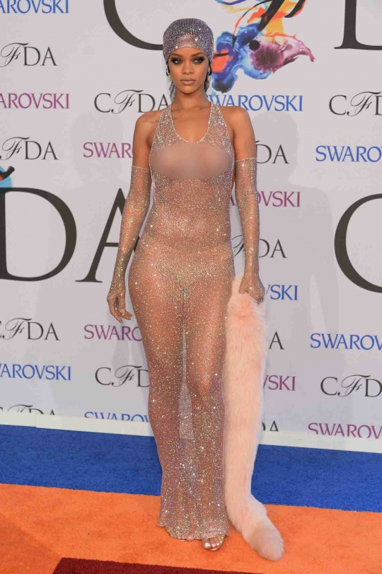 Penampilan hot Rihanna yang nyaris telanjang di CFDA 2014