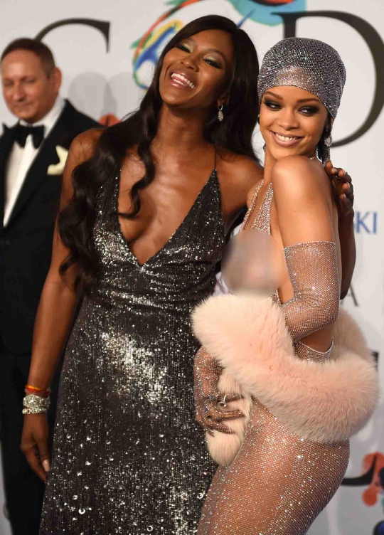 Penampilan hot Rihanna yang nyaris telanjang di CFDA 2014