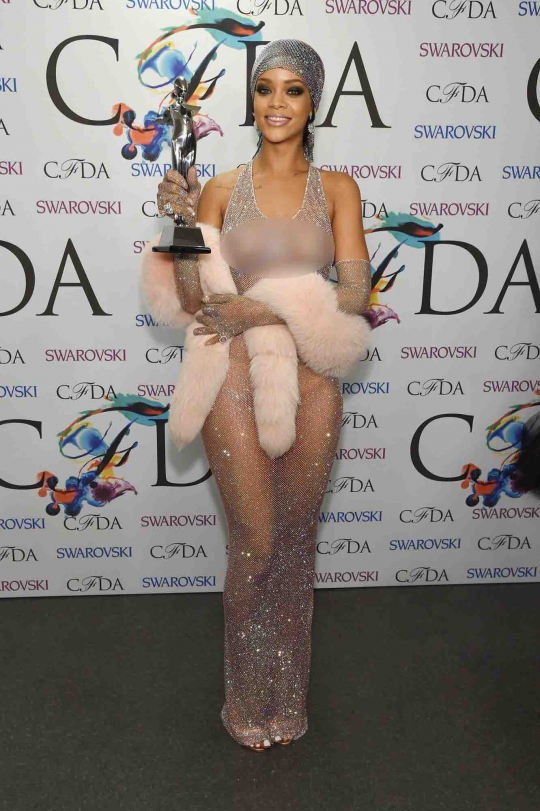 Penampilan hot Rihanna yang nyaris telanjang di CFDA 2014
