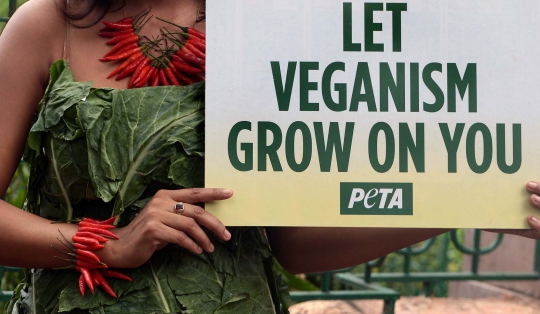 Gaya wanita PETA bergaun selada di India
