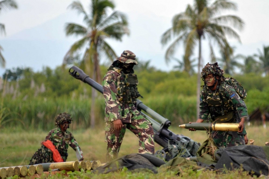 Dahsyatnya tembakan Meriam Howitzer dan Roket RM 70 Grad