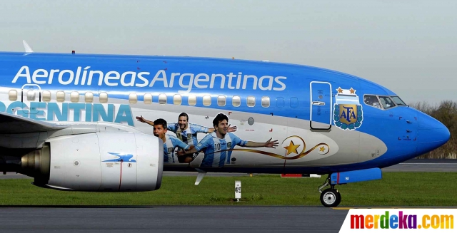 Foto Melihat penampilan pesawat yang akan antar Messi  Cs 