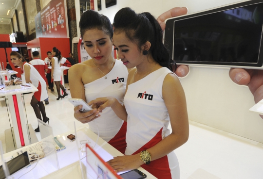 SPG cantik hiasi pameran Indonesia Cellular Show 2014 di Senayan