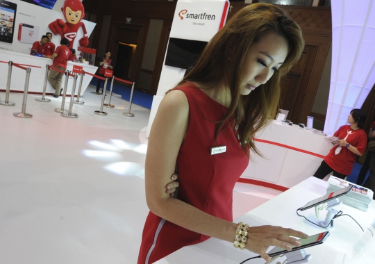 SPG cantik hiasi pameran Indonesia Cellular Show 2014 di Senayan