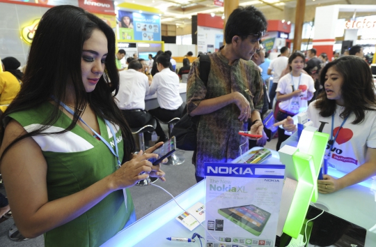 SPG cantik hiasi pameran Indonesia Cellular Show 2014 di Senayan