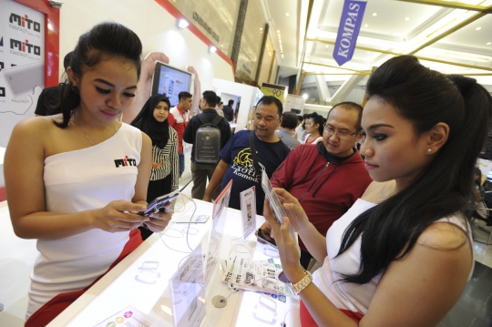 SPG cantik hiasi pameran Indonesia Cellular Show 2014 di Senayan