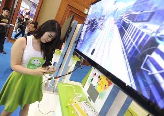 SPG cantik hiasi pameran Indonesia Cellular Show 2014 di Senayan