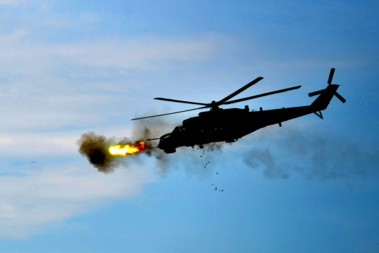 Manuver jet tempur & Mi-35 milik TNI bombardir wilayah lawan