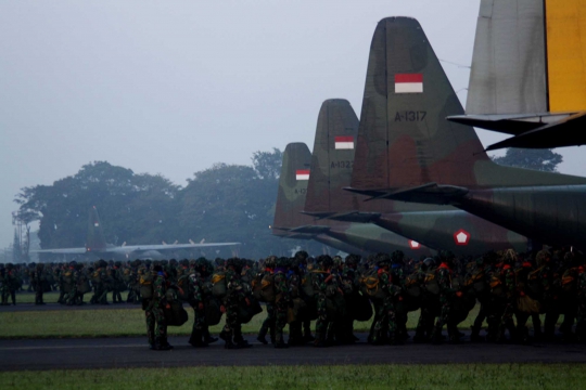Aksi jet tempur Sukhoi TNI AU jatuhkan bom dari udara
