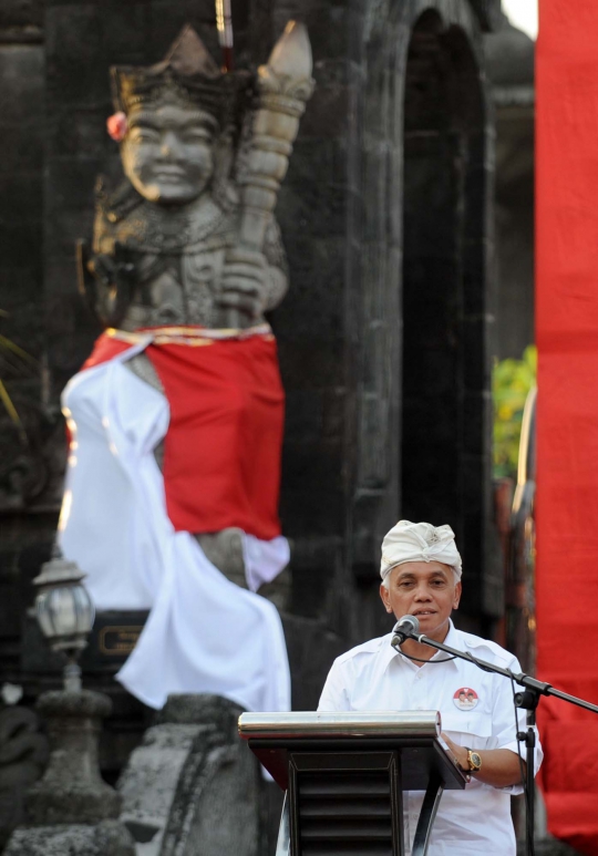 Kenakan udeng, Hatta Rajasa kampanye di Bali