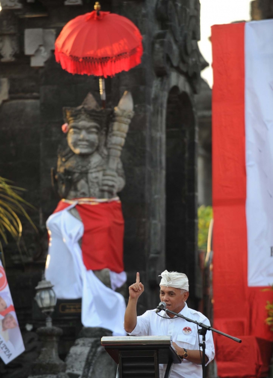 Kenakan udeng, Hatta Rajasa kampanye di Bali