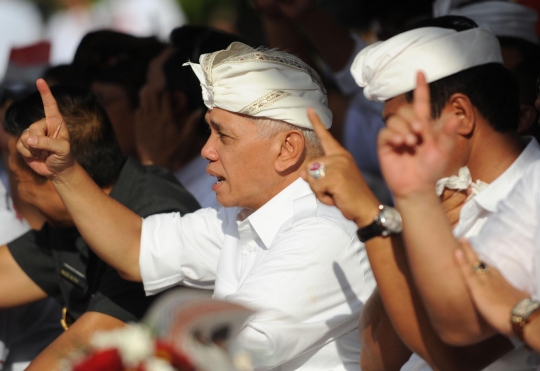 Kenakan udeng, Hatta Rajasa kampanye di Bali