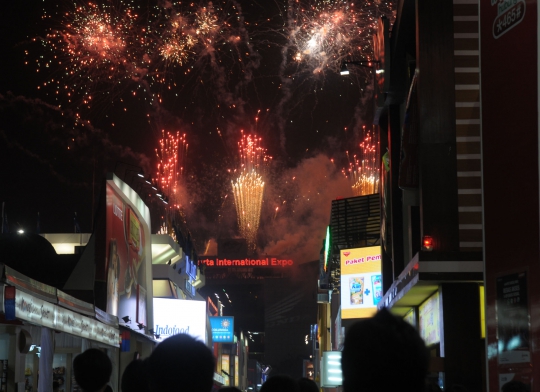 Kemeriahan kembang api sambut malam pembukaan Jakarta Fair 2014