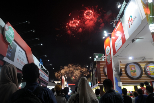 Kemeriahan kembang api sambut malam pembukaan Jakarta Fair 2014