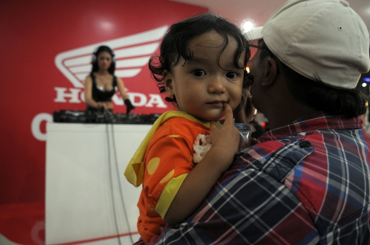 DJ dan SPG cantik hiasi showroom Honda di Jakarta Fair 2014
