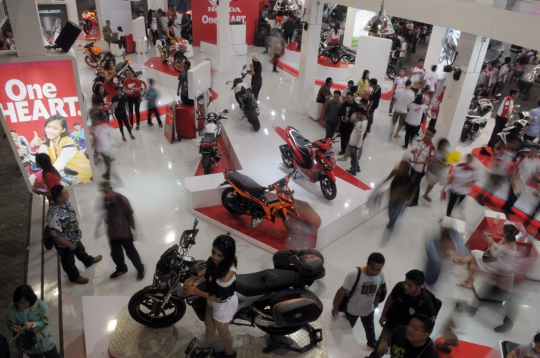 DJ dan SPG cantik hiasi showroom Honda di Jakarta Fair 2014