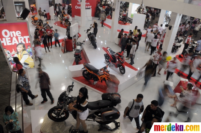 Foto : DJ dan SPG cantik hiasi showroom Honda di Jakarta 