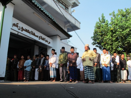 Jenazah kiai karismatik Ponpes Lirboyo disambut histeris santri