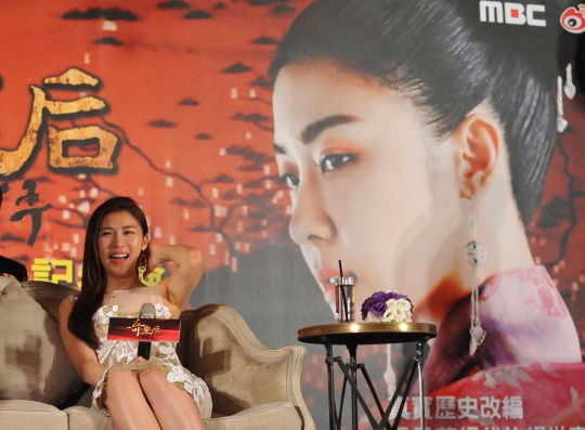 Pesona aktris Korea Ha Ji-won promosikan film Empress Ki