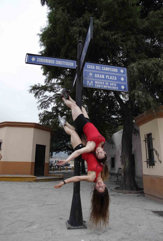 Aksi wanita Meksiko menari pole dance di tiang-tiang jalanan