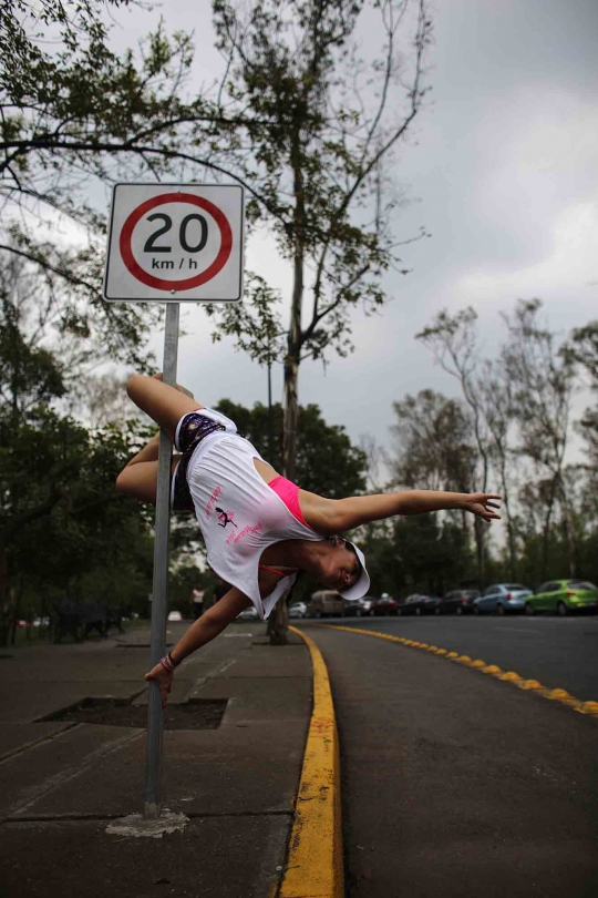 Aksi wanita Meksiko menari pole dance di tiang-tiang jalanan