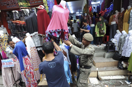 Satpol PP bongkar lapak PKL pinggir jalan Tanah Abang