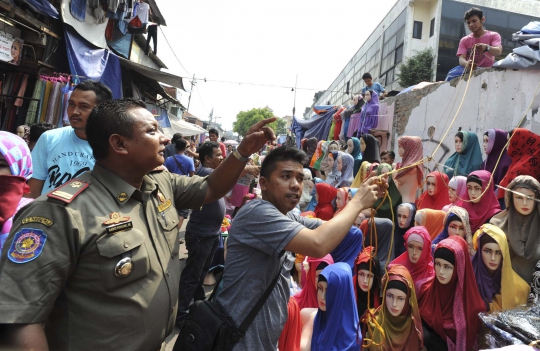 Satpol PP bongkar lapak PKL pinggir jalan Tanah Abang