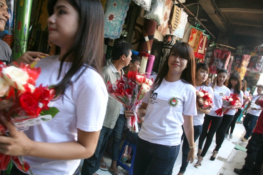 Aksi wanita cantik bagikan bubur & bunga kampanyekan Prabowo