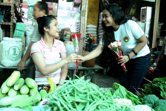 Aksi wanita cantik bagikan bubur & bunga kampanyekan Prabowo