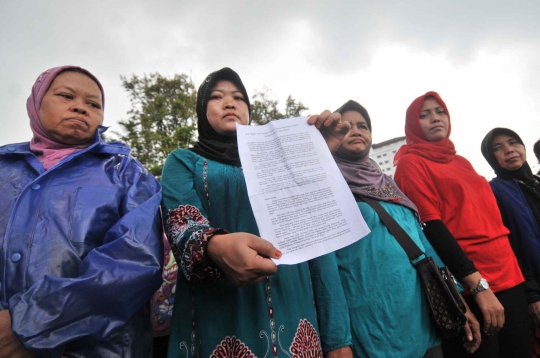 Aksi ibu-ibu gelar demo SKK Migas di Istana Negara