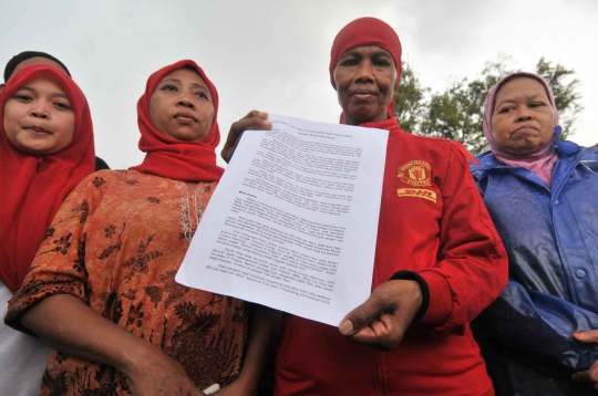 Aksi ibu-ibu gelar demo SKK Migas di Istana Negara